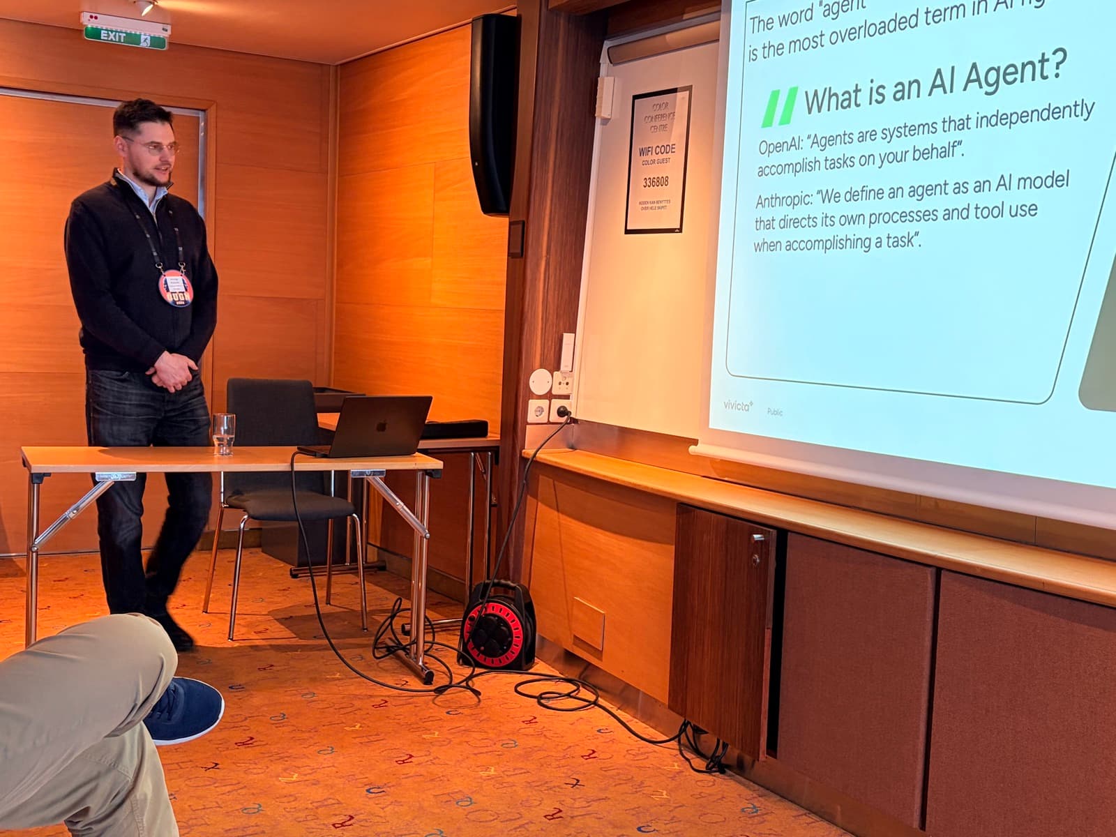 Andrejs presenting on AI agents at OUGN